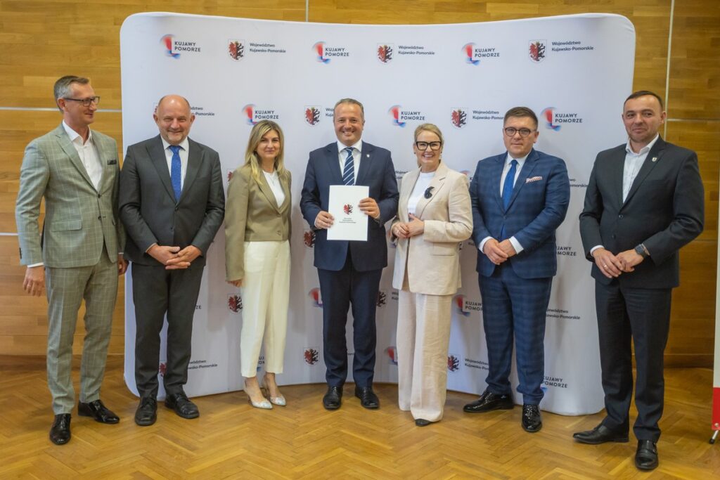 Signing of agreements for co-financing the modernisation of access roads to agricultural land, photo by Mikołaj Kuras for UMWKP