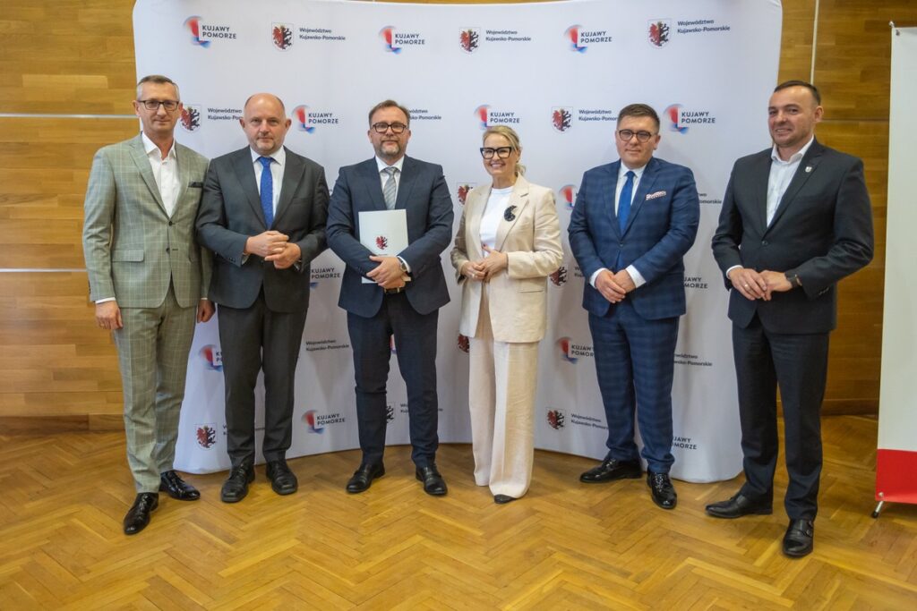 Signing of agreements for co-financing the modernisation of access roads to agricultural land, photo by Mikołaj Kuras for UMWKP