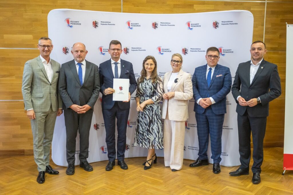 Signing of agreements for co-financing the modernisation of access roads to agricultural land, photo by Mikołaj Kuras for UMWKP