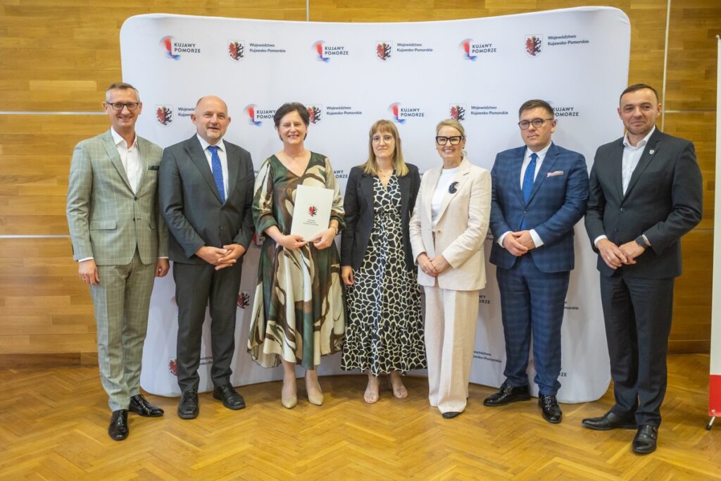 Signing of agreements for co-financing the modernisation of access roads to agricultural land, photo by Mikołaj Kuras for UMWKP