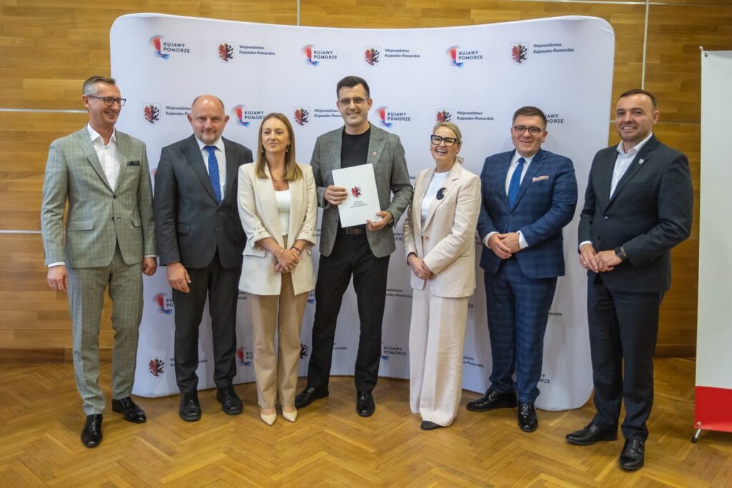 Signing of agreements for co-financing the modernisation of access roads to agricultural land, photo by Mikołaj Kuras for UMWKP