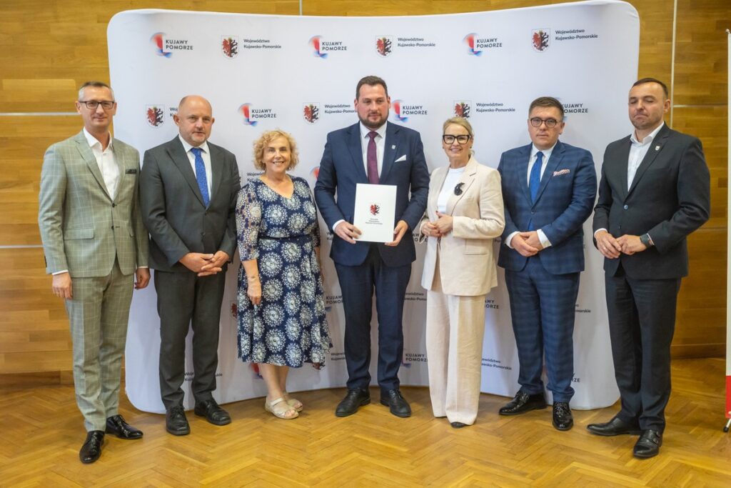 Signing of agreements for co-financing the modernisation of access roads to agricultural land, photo by Mikołaj Kuras for UMWKP