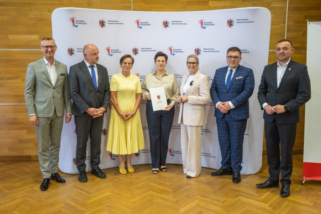 Signing of agreements for co-financing the modernisation of access roads to agricultural land, photo by Mikołaj Kuras for UMWKP