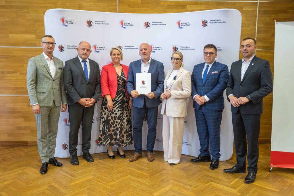 Signing of agreements for co-financing the modernisation of access roads to agricultural land, photo by Mikołaj Kuras for UMWKP