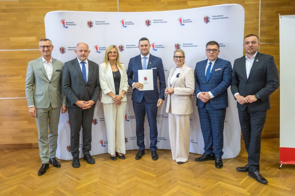 Signing of agreements for co-financing the modernisation of access roads to agricultural land, photo by Mikołaj Kuras for UMWKP