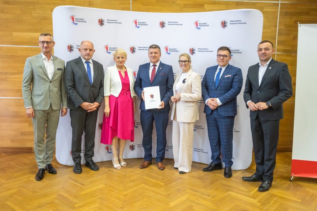 Signing of agreements for co-financing the modernisation of access roads to agricultural land, photo by Mikołaj Kuras for UMWKP