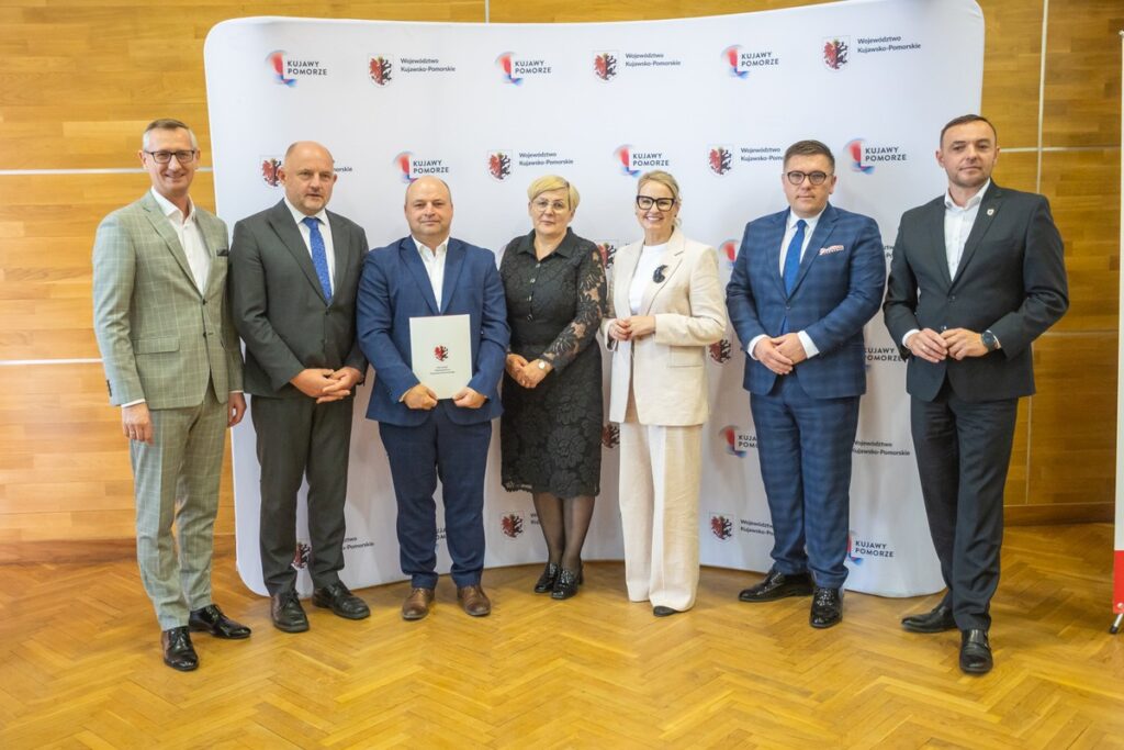 Signing of agreements for co-financing the modernisation of access roads to agricultural land, photo by Mikołaj Kuras for UMWKP