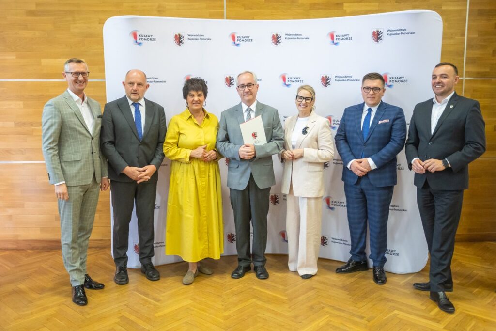 Signing of agreements for co-financing the modernisation of access roads to agricultural land, photo by Mikołaj Kuras for UMWKP