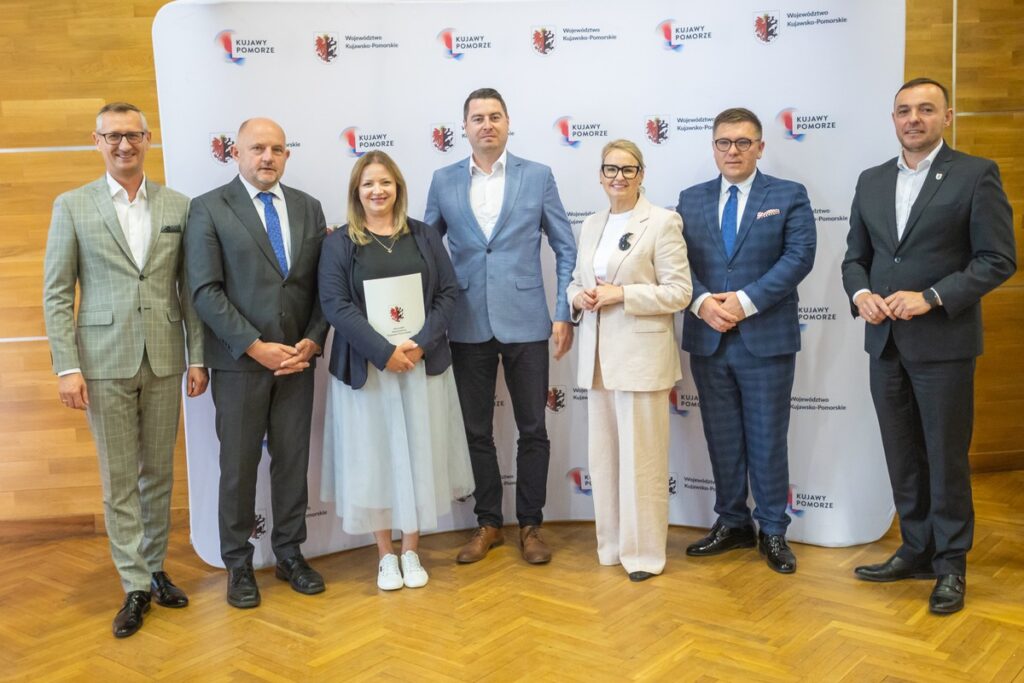 Signing of agreements for co-financing the modernisation of access roads to agricultural land, photo by Mikołaj Kuras for UMWKP