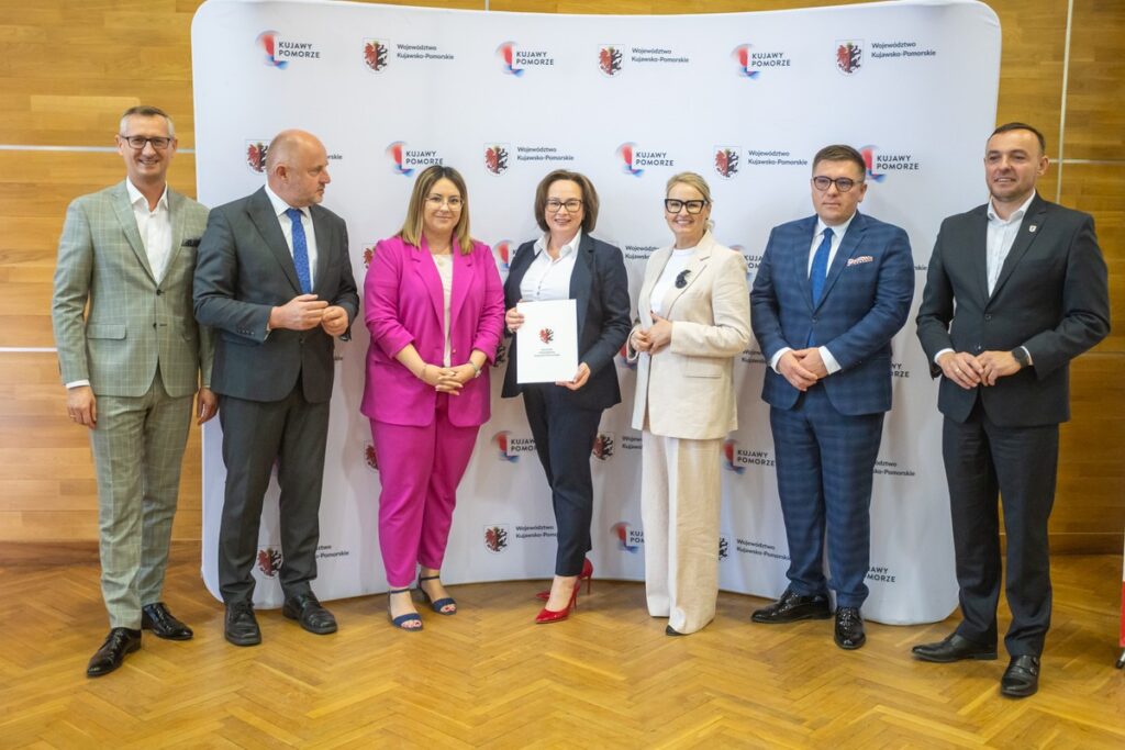 Signing of agreements for co-financing the modernisation of access roads to agricultural land, photo by Mikołaj Kuras for UMWKP