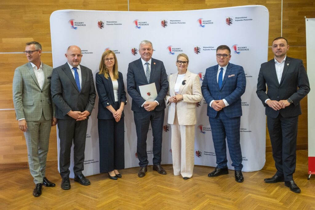 Signing of agreements for co-financing the modernisation of access roads to agricultural land, photo by Mikołaj Kuras for UMWKP