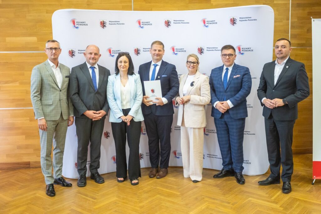 Signing of agreements for co-financing the modernisation of access roads to agricultural land, photo by Mikołaj Kuras for UMWKP