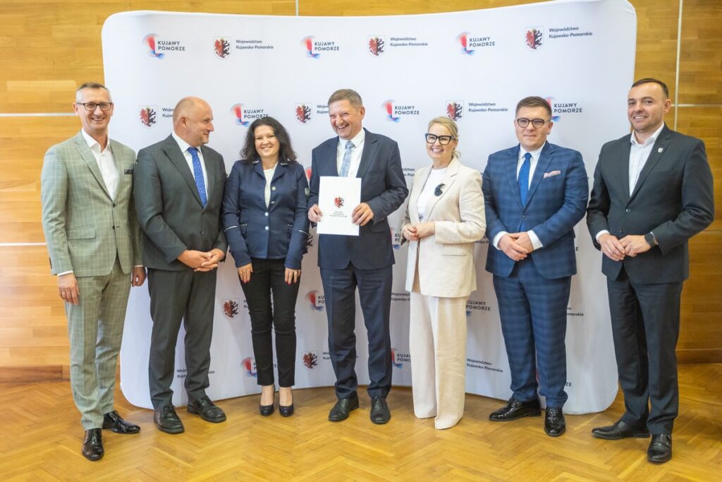 Signing of agreements for co-financing the modernisation of access roads to agricultural land, photo by Mikołaj Kuras for UMWKP