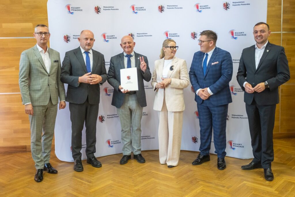 Signing of agreements for co-financing the modernisation of access roads to agricultural land, photo by Mikołaj Kuras for UMWKP
