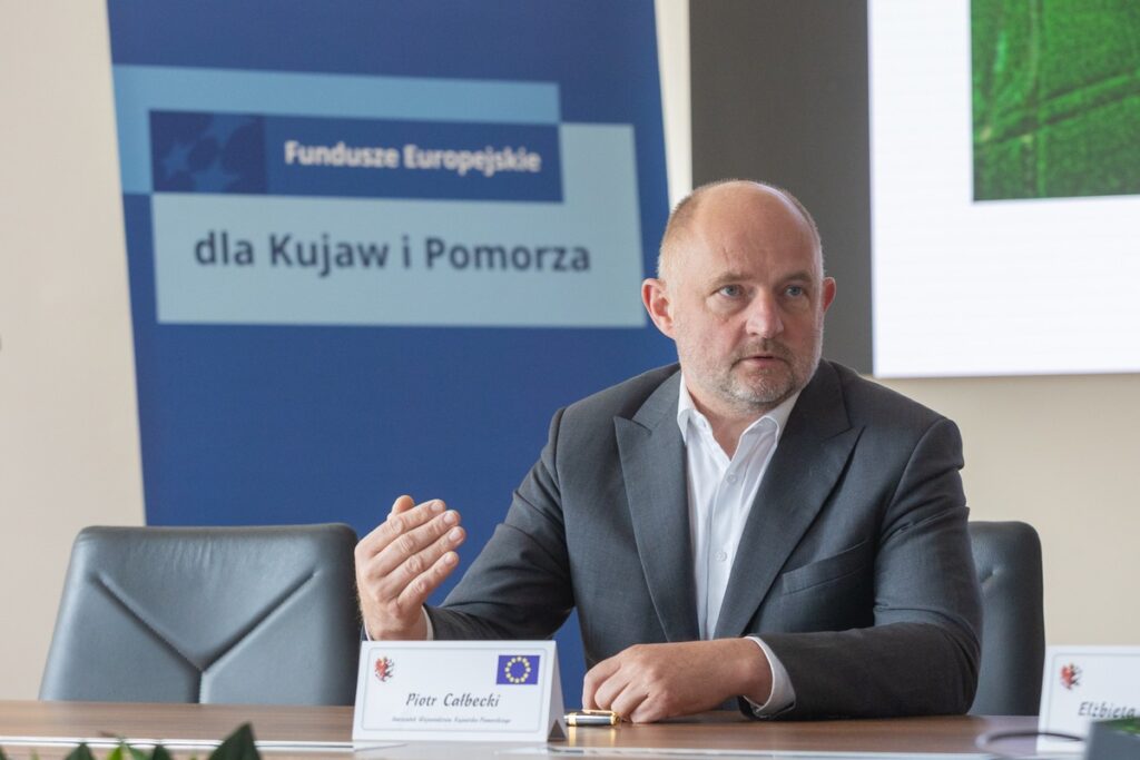 Podpisanie umów na nasadzenia wzdłuż DW 266, fot. Mikołaj Kuras dla UMWKP