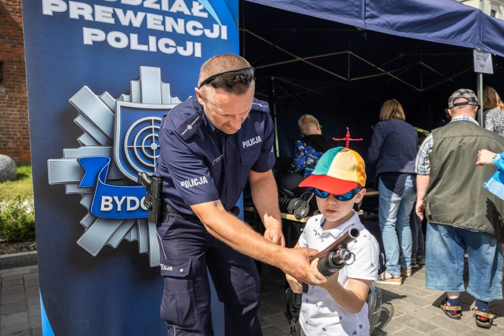 Piknik rodzinny z okazji Święta Policji na toruńskim Bulwarze Filadelfijskim, fot. Szymon Zdziebło/tarantoga.pl dla UMWKP