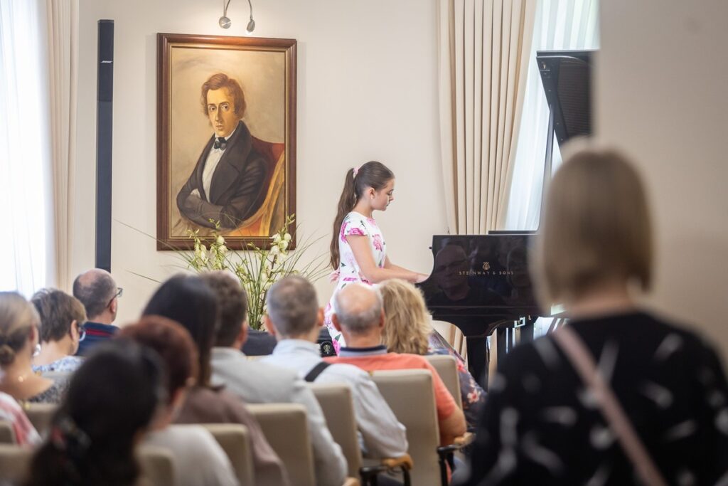 Koncert z serii „Wakacje z Chopinem” w szafarskim Ośrodku Chopinowskim, fot. Szymon Zdziebło, tarantoga.pl dla UMWKP