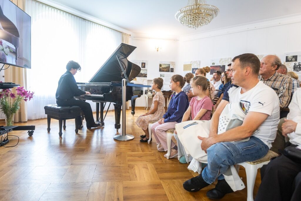 Koncert z serii „Wakacje z Chopinem” w szafarskim Ośrodku Chopinowskim, fot. Szymon Zdziebło, tarantoga.pl dla UMWKP