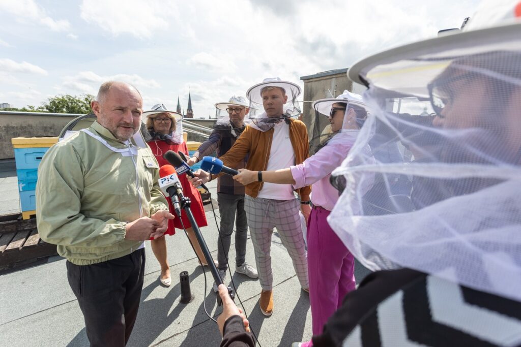 Honey harvest on the roof of the Marshal's Office, photo by Mikołaj Kuras for UMWKP