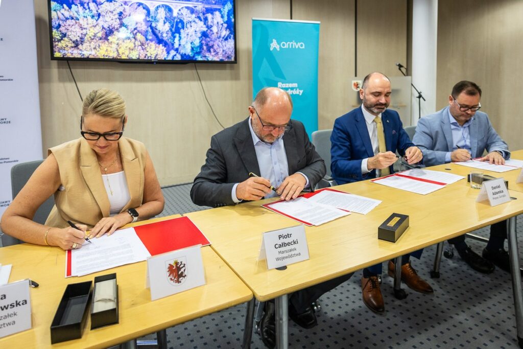 Podpisanie umów na przewozy kolejowe z Laskowic Pomorskich do Wierzchucina i z Rypina Brodnicy, fot. Szymon Zdziebło/tarantoga.pl dla UMWKP