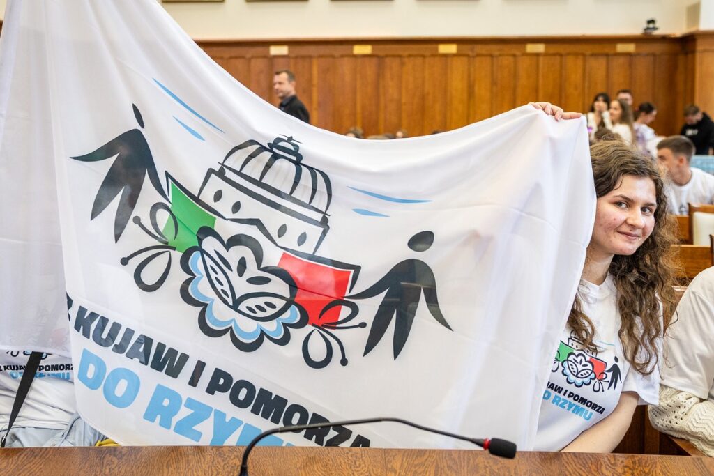 Spotkanie z młodzieżą, która weźmie udział w Jubileuszu Młodych w Rzymie, fot. Szymon Zdziebło/tarantoga.pl dla UMWKP