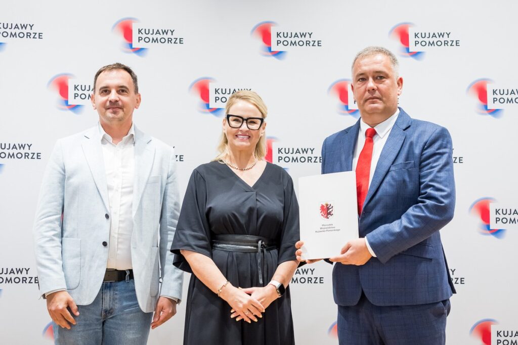Handing over grand agreements for the development of sports infrastructure in the region, photo by Tomasz Czachorowski/eventphoto.com.pl for UMWKP
