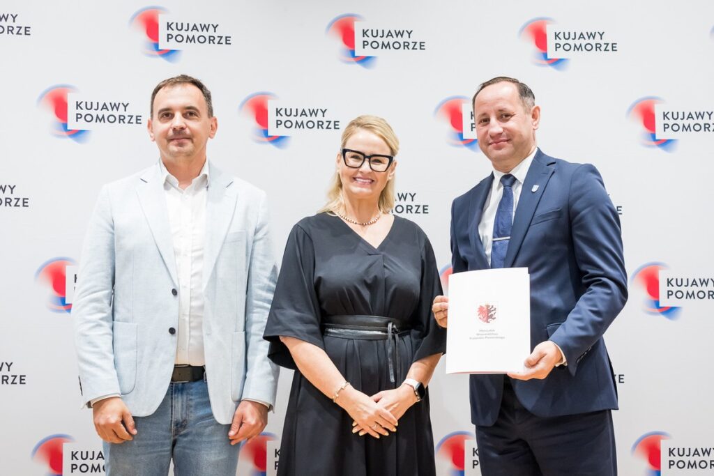 Handing over grand agreements for the development of sports infrastructure in the region, photo by Tomasz Czachorowski/eventphoto.com.pl for UMWKP