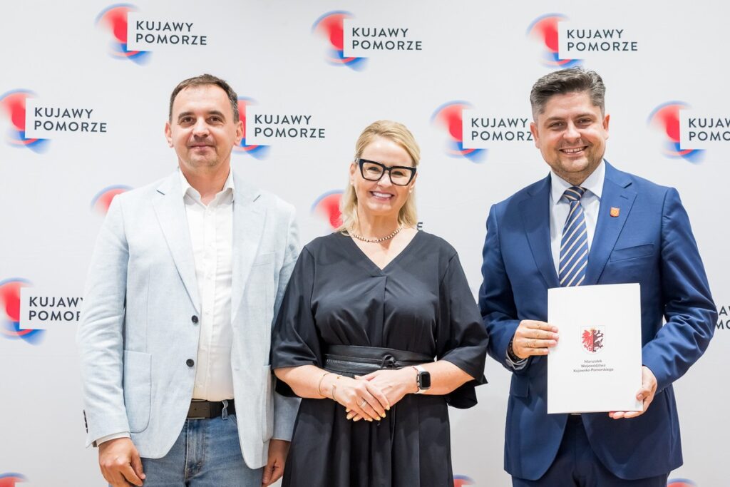 Handing over grand agreements for the development of sports infrastructure in the region, photo by Tomasz Czachorowski/eventphoto.com.pl for UMWKP