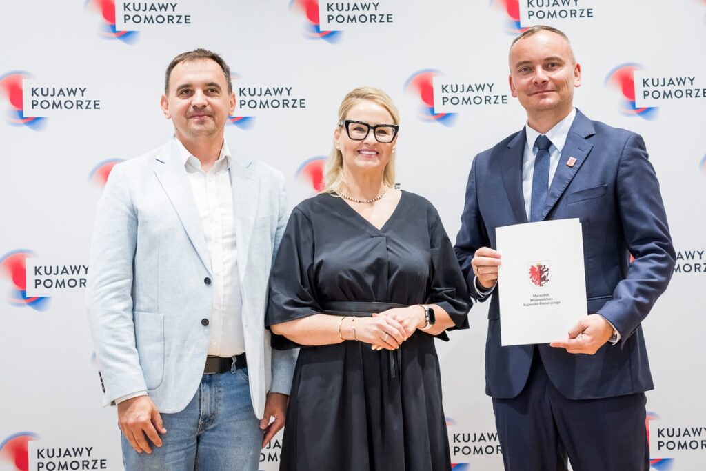 Handing over grand agreements for the development of sports infrastructure in the region, photo by Tomasz Czachorowski/eventphoto.com.pl for UMWKP