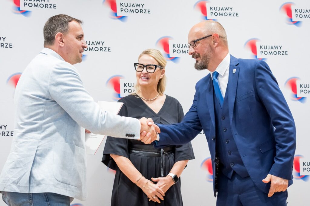 Handing over grand agreements for the development of sports infrastructure in the region, photo by Tomasz Czachorowski/eventphoto.com.pl for UMWKP