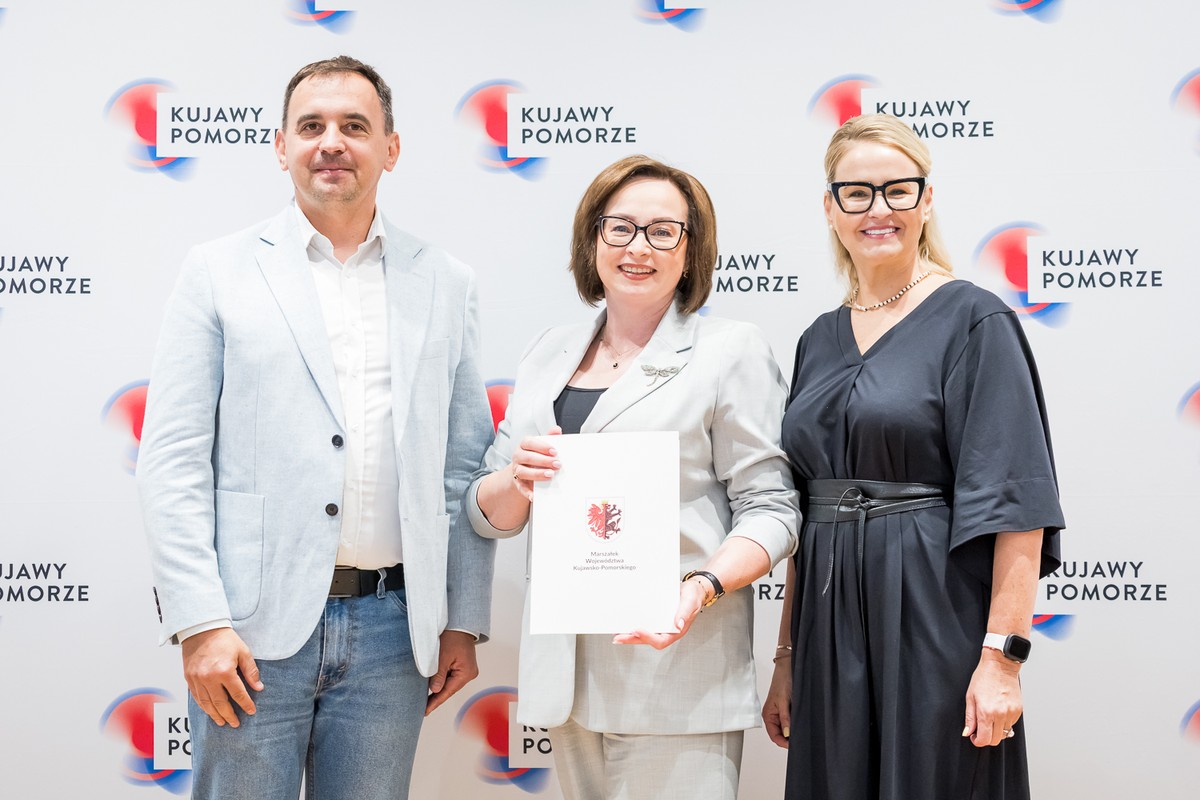 Handing over grand agreements for the development of sports infrastructure in the region, photo by Tomasz Czachorowski/eventphoto.com.pl for UMWKP