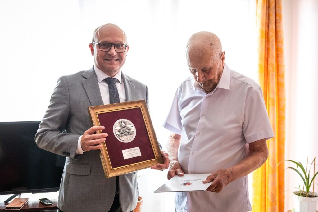 Presentation of the Unitas Durat medal to Mr. Józef Niezgoda, photo by Szymon Zdziebło/tarantoga.pl for the UMWKP