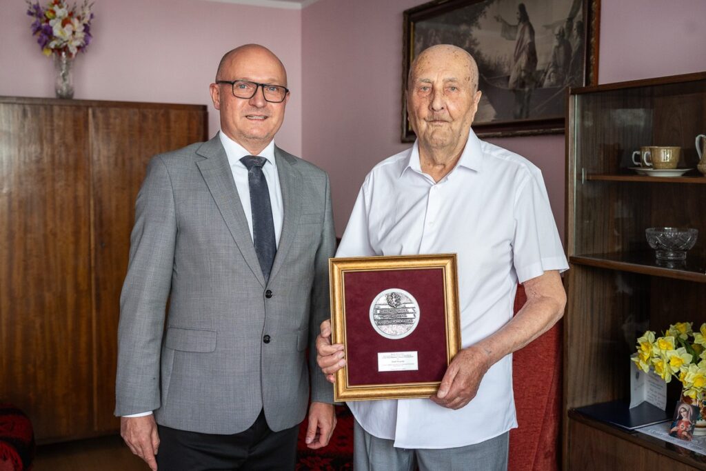 Presentation of the Unitas Durat medal to Mr. Józef Niezgoda, photo by Szymon Zdziebło/tarantoga.pl for the UMWKP