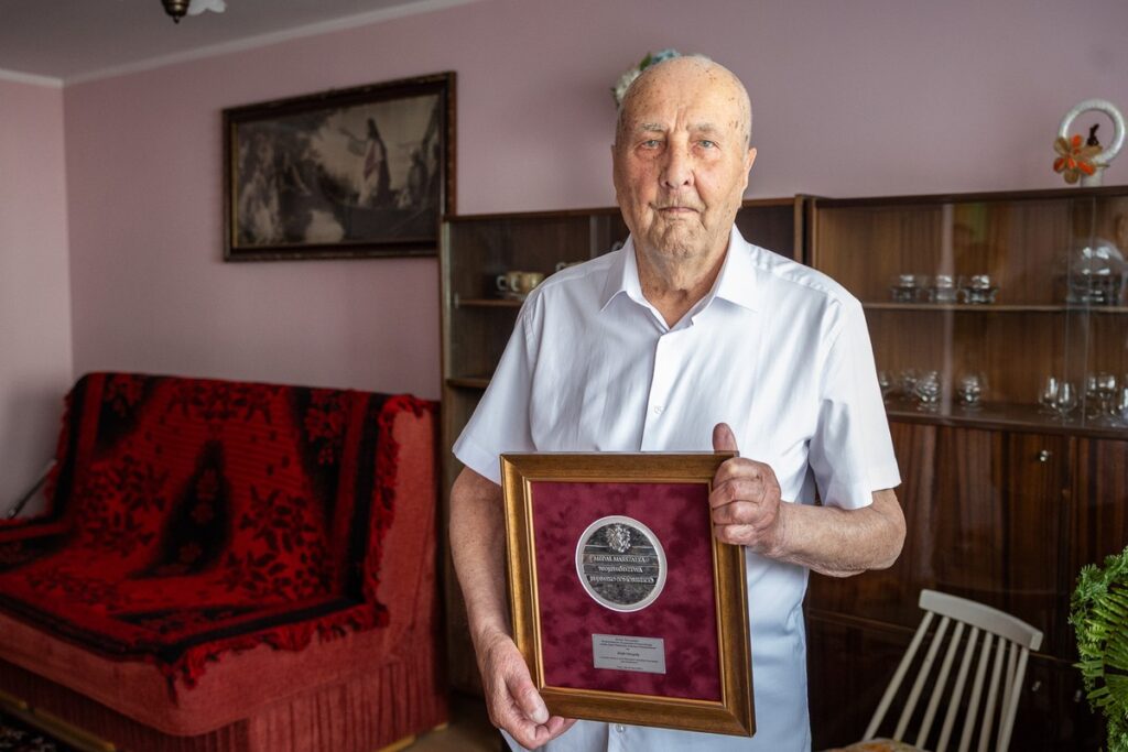Presentation of the Unitas Durat medal to Mr. Józef Niezgoda, photo by Szymon Zdziebło/tarantoga.pl for the UMWKP