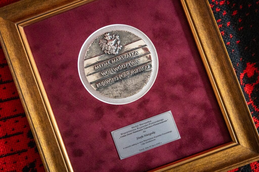 Presentation of the Unitas Durat medal to Mr. Józef Niezgoda, photo by Szymon Zdziebło/tarantoga.pl for the UMWKP