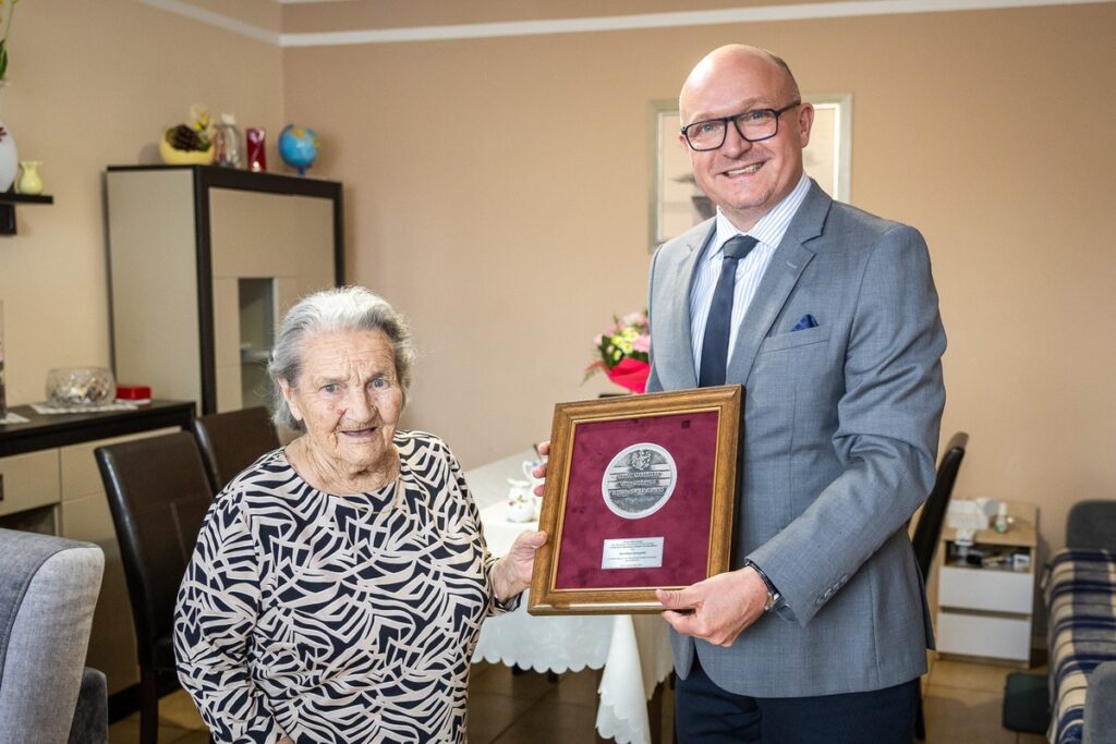 Presentation of the Unitas Durat medal to Ms. Stanisława Gorczycka, photo by Szymon Zdziebło/tarantoga.pl for UMWKP