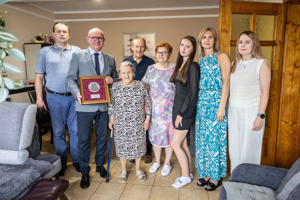 Presentation of the Unitas Durat medal to Ms. Stanisława Gorczycka, photo by Szymon Zdziebło/tarantoga.pl for UMWKP