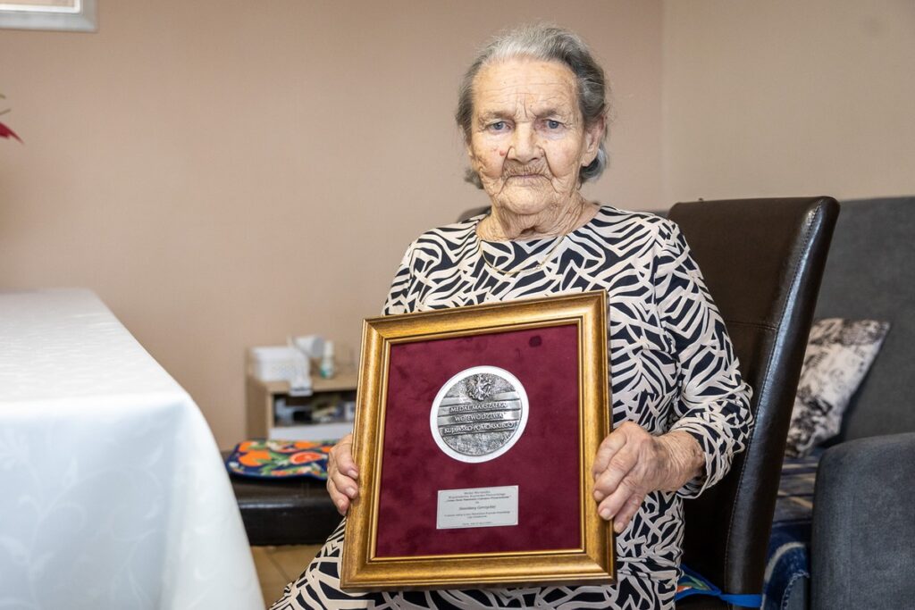 Presentation of the Unitas Durat medal to Ms. Stanisława Gorczycka, photo by Szymon Zdziebło/tarantoga.pl for UMWKP