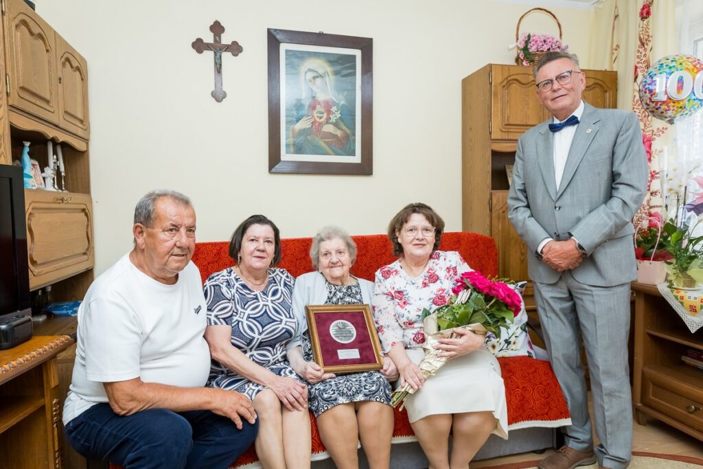 Wręczenie medalu Unitas Durat pani Praksedzie Karasek, fot. Tomasz Czachorowski/eventphoto.com.pl dla UMWKP