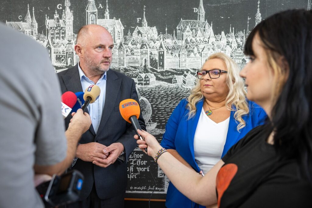 Marszałek Piotr Całbecki i towarzyszące mu osoby wizytują nowe skrzydło Książnicy Kopernikańskiej, fot. Szymon Zdziebło/tarantoga dla UMWKP