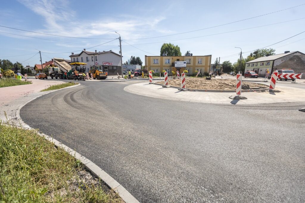 Budowa ronda w Golubiu-Dobrzyniu, fot. Szymon Zdziebło/tarantoga.pl dla UMWKP