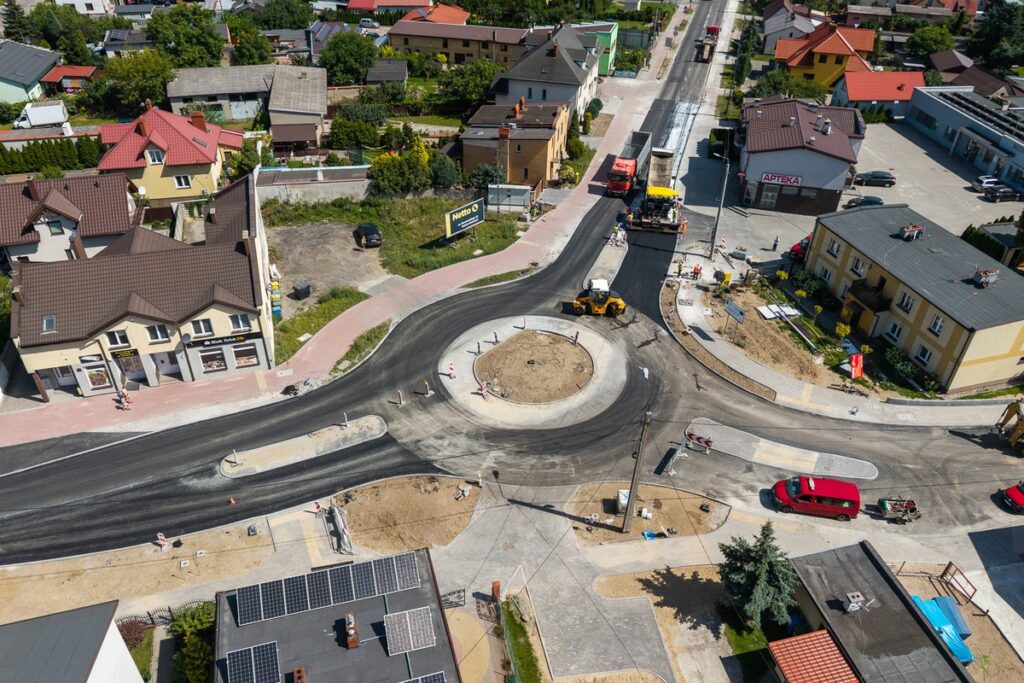 Budowa ronda w Golubiu-Dobrzyniu, fot. Szymon Zdziebło/tarantoga.pl dla UMWKP