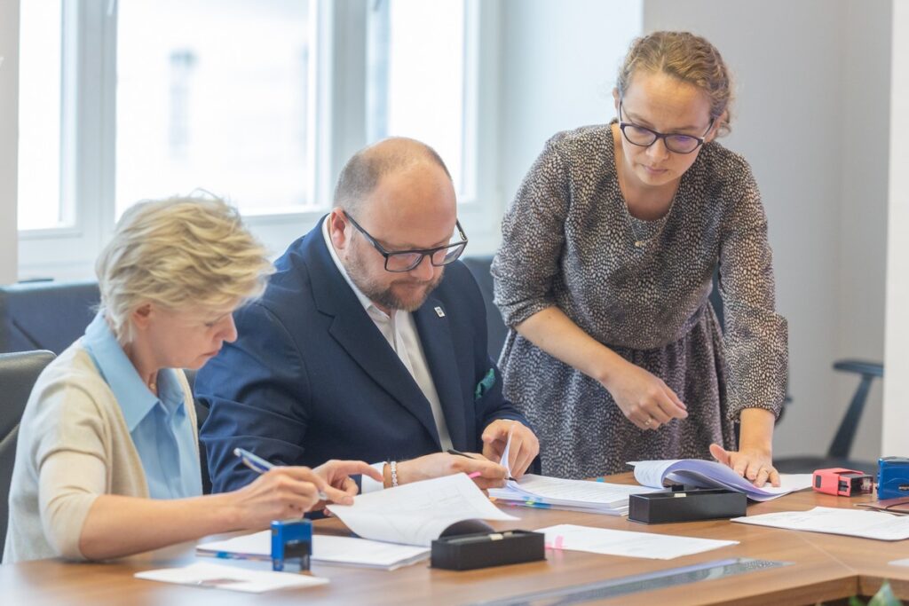 Handing over the contract for co-financing the establishment of the Vocational Activity Centre in Toruń, photo by Mikołaj Kuras for UMWKP