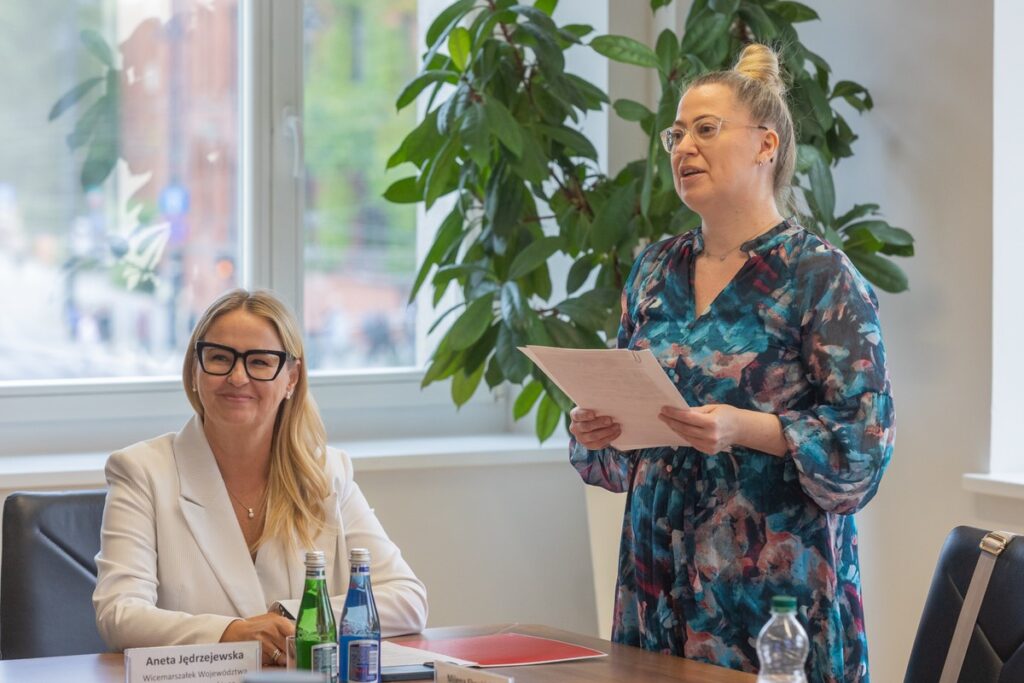 Handing over the contract for co-financing the establishment of the Vocational Activity Centre in Toruń, photo by Mikołaj Kuras for UMWKP