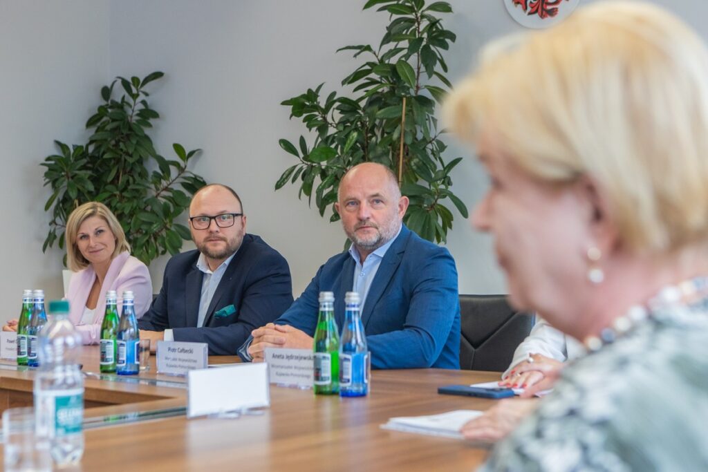 Handing over the contract for co-financing the establishment of the Vocational Activity Centre in Toruń, photo by Mikołaj Kuras for UMWKP