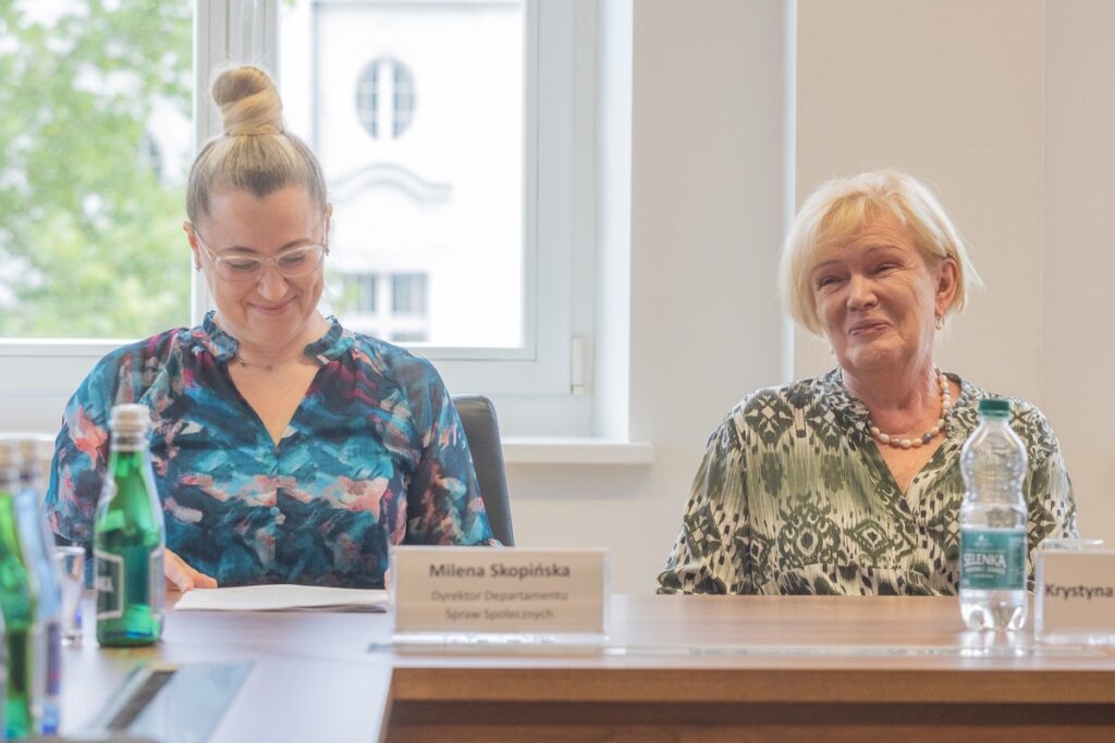 Handing over the contract for co-financing the establishment of the Vocational Activity Centre in Toruń, photo by Mikołaj Kuras for UMWKP