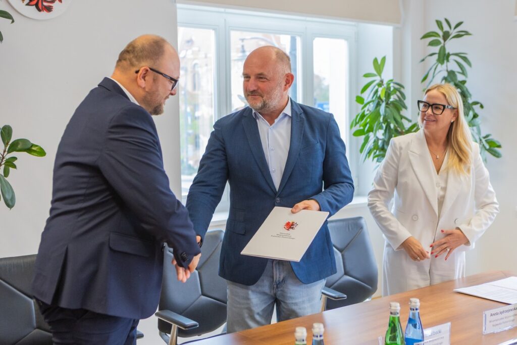 Handing over the contract for co-financing the establishment of the Vocational Activity Centre in Toruń, photo by Mikołaj Kuras for UMWKP