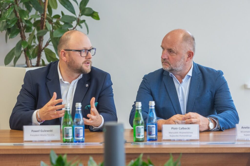 Handing over the contract for co-financing the establishment of the Vocational Activity Centre in Toruń, photo by Mikołaj Kuras for UMWKP