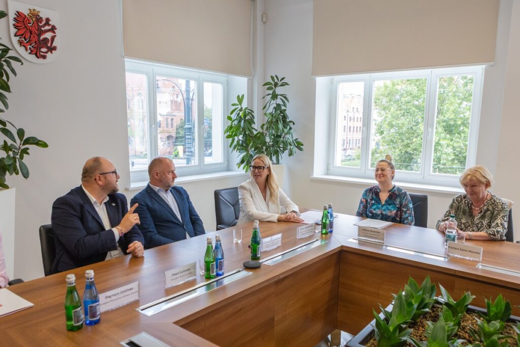 Handing over the contract for co-financing the establishment of the Vocational Activity Centre in Toruń, photo by Mikołaj Kuras for UMWKP