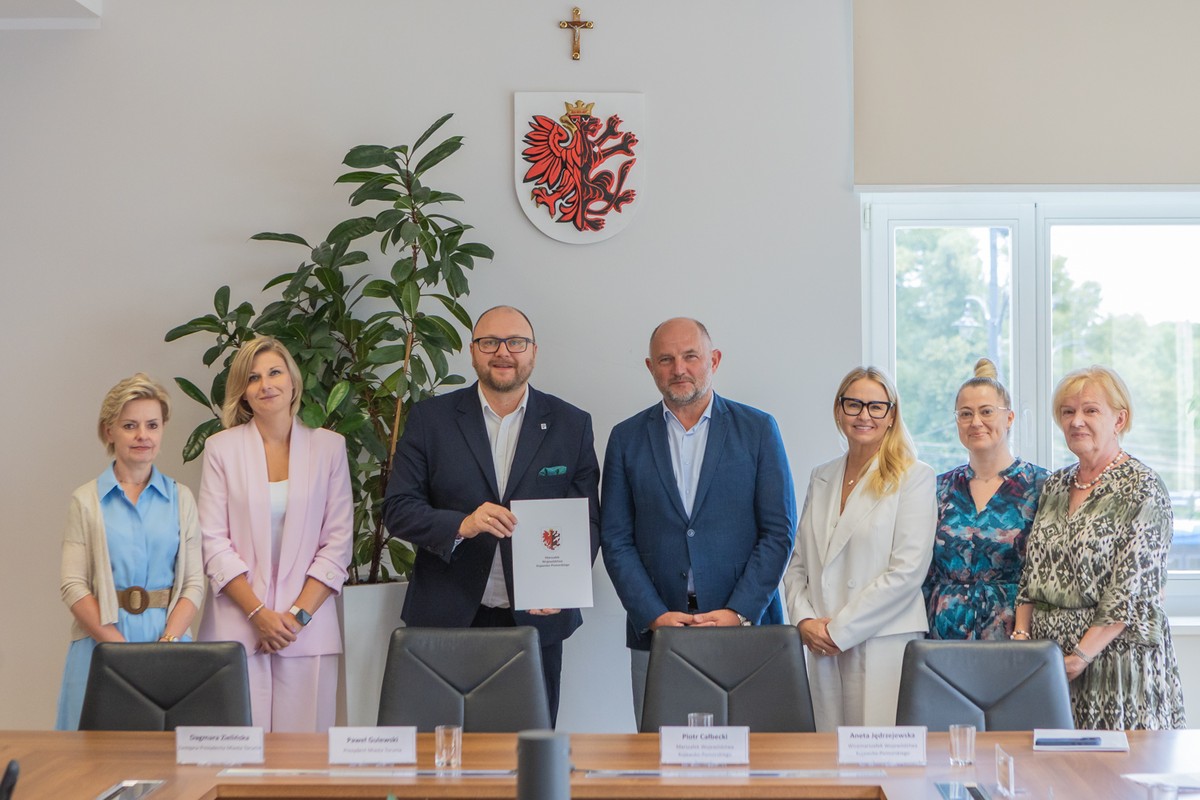 Handing over the contract for co-financing the establishment of the Vocational Activity Centre in Toruń, photo by Mikołaj Kuras for UMWKP